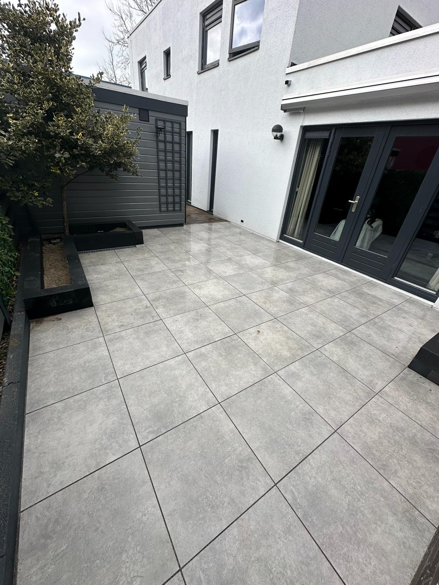 Nieuwe tegels in de tuin Over ons