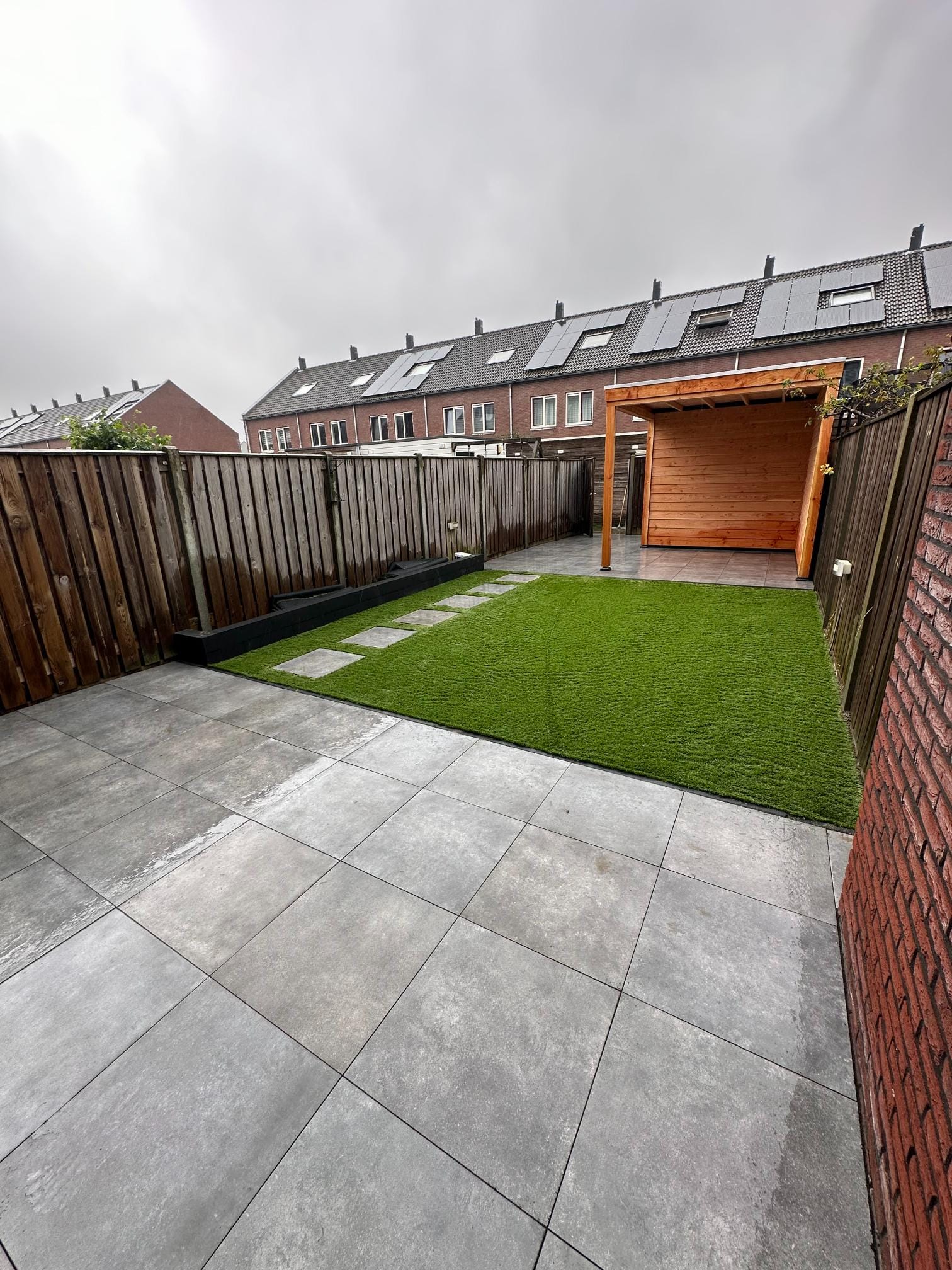 Overkapping in de tuin Schutting plaatsen